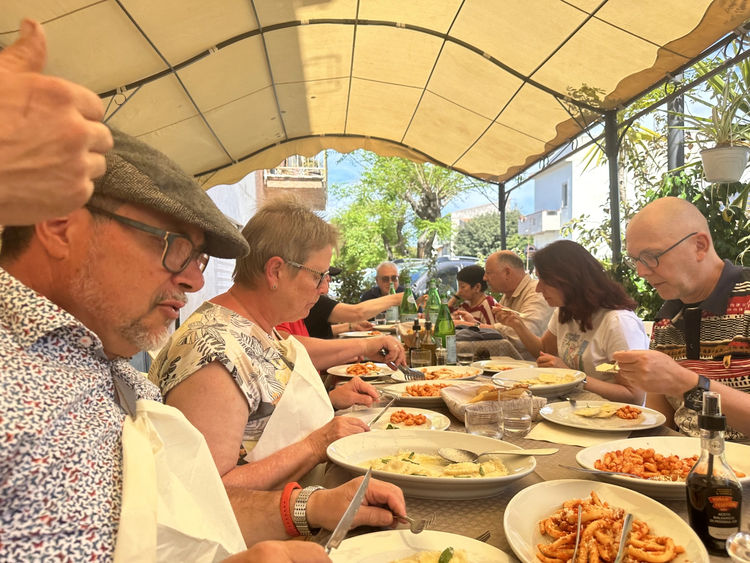 SARDINIEN – DAS INSEL-SPECIAL Menschen am Esstisch beim Mittagessen von LOEVENSportwagentouren GmbH